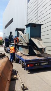 Verladen von Stahlträger auf LKW